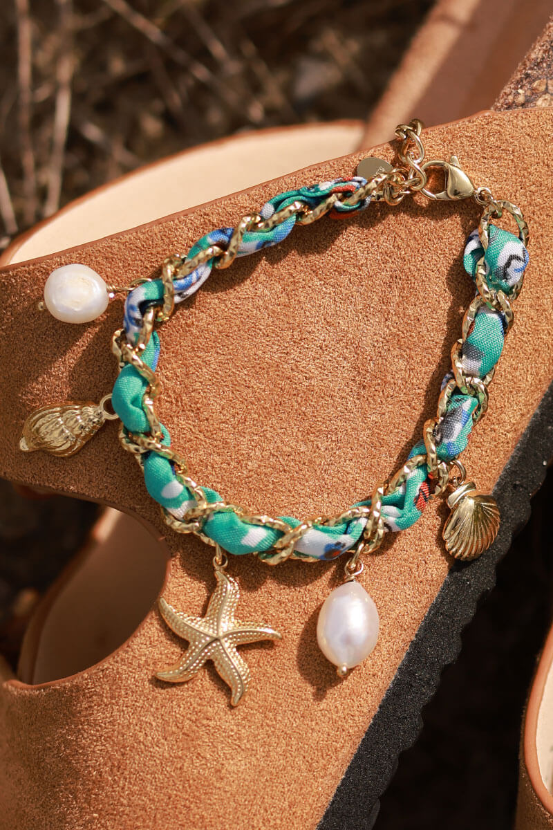 Bracelet maille dorée et tissu torsade turquoise imprimé pendentifs coquillages et perles d'eau douce