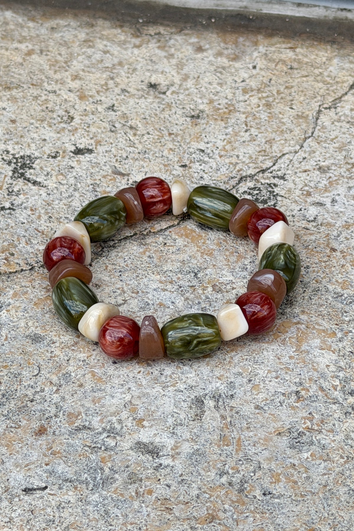 Bracelet perles effet pierres marbrées tons kaki marrons et écrus