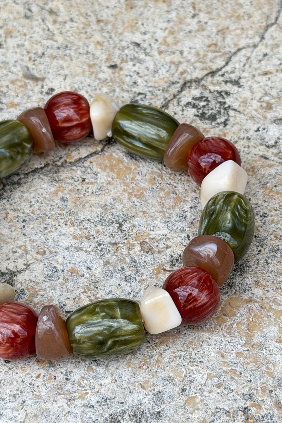 Bracelet perles effet pierres marbrées tons kaki marrons et écrus