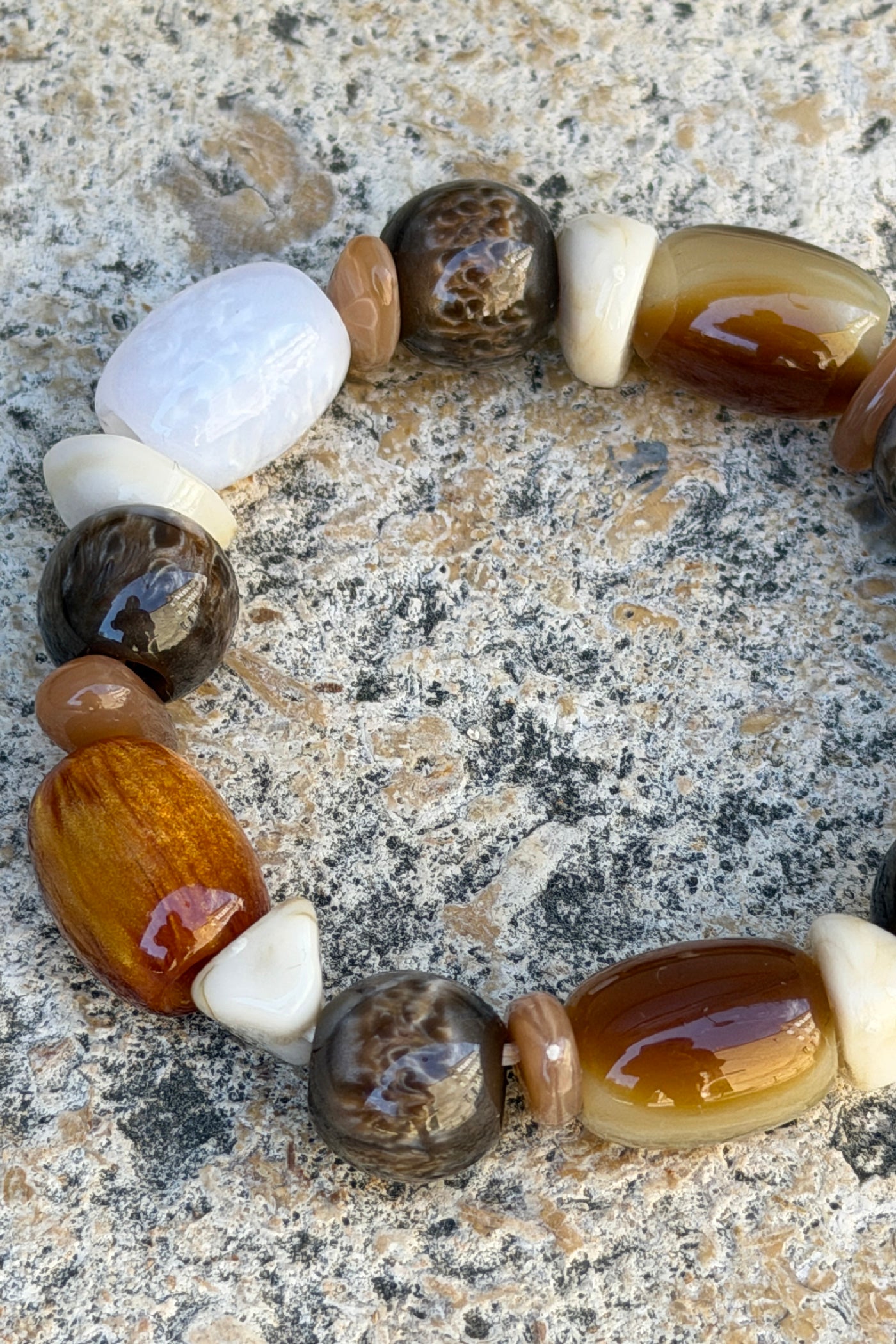 Bracelet perles effet pierres marbrées tons marron et écru