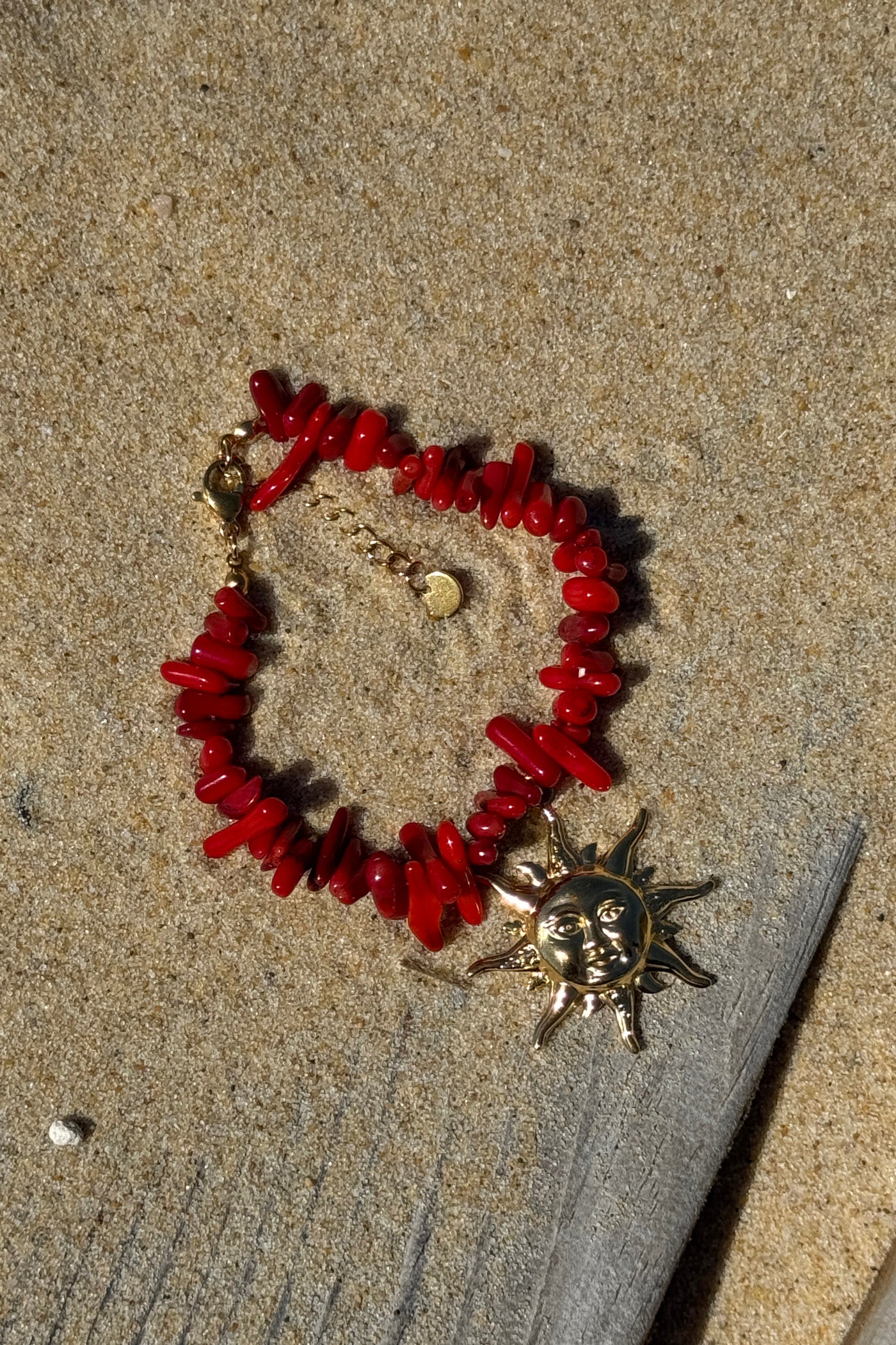 Bracelet petite pierres irrégulières effet corail pendentif soleil doré