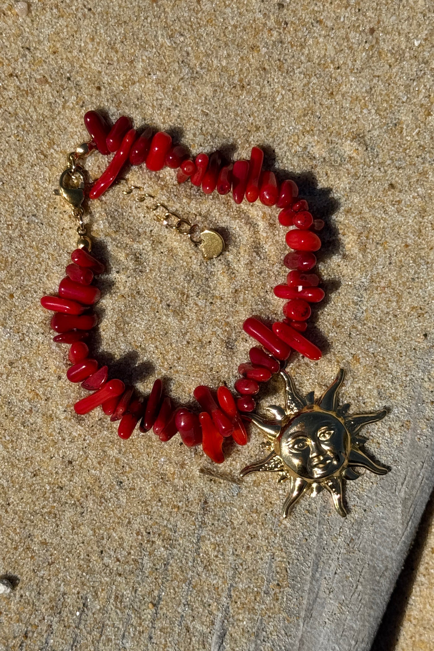 Bracelet petite pierres irrégulières effet corail pendentif soleil doré