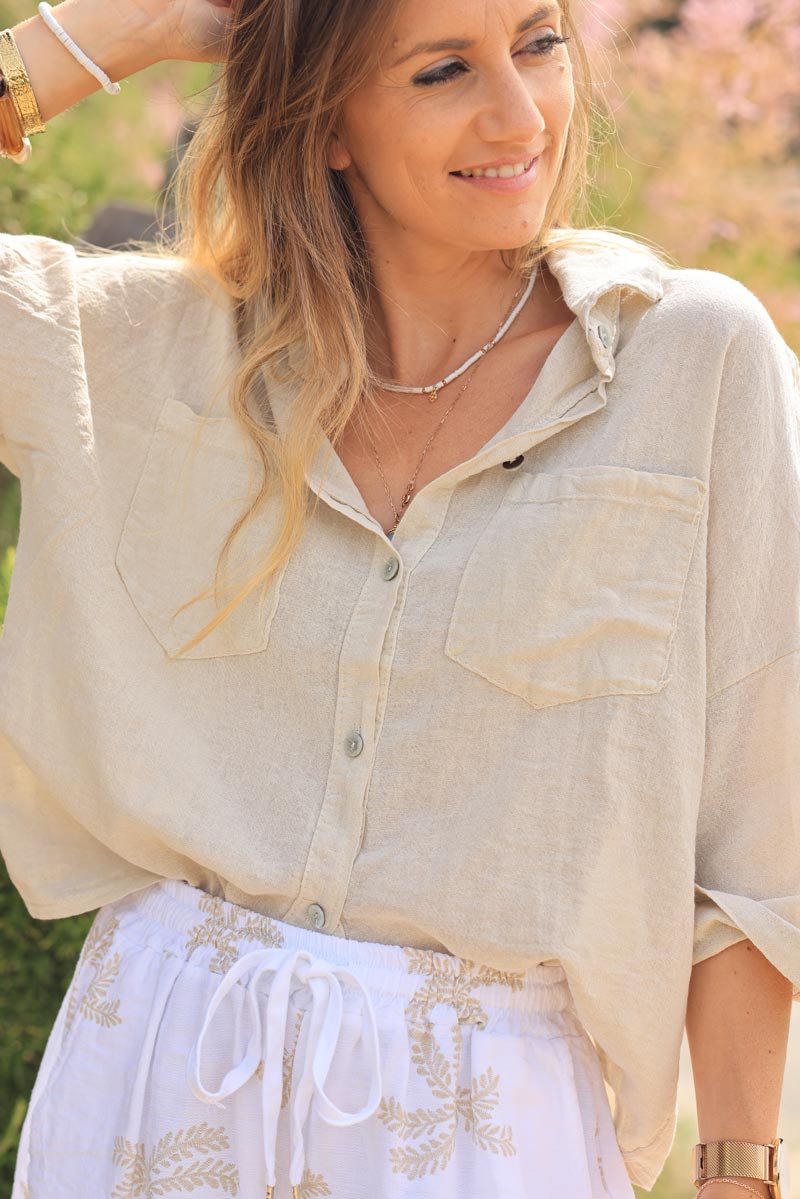 Camisa de algodón beige suave con mangas 3/4 y bolsillos grandes