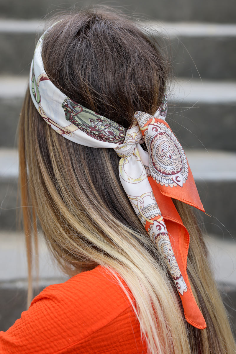 Carre toucher soie ecru et orange motifs chaines h020 (1)