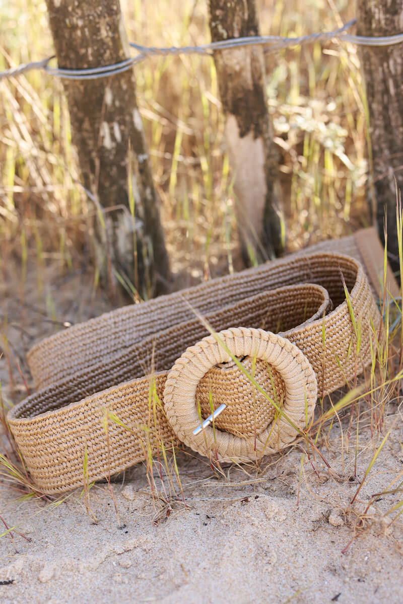 Cinturón elástico estilo rafia con hebilla de cuerda redonda
