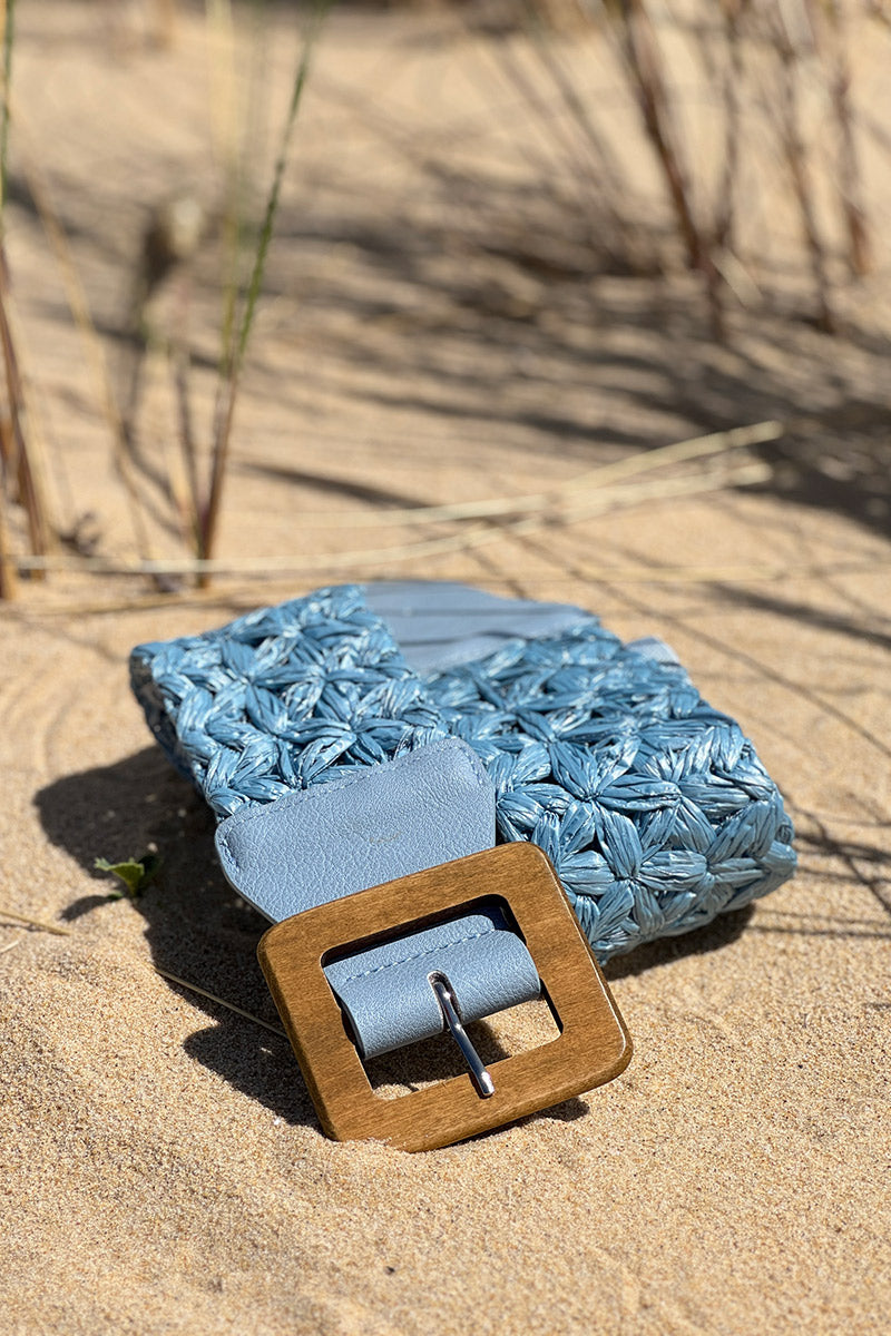 Ceinture élastique style raphia tressé bleu boucle bois carrée