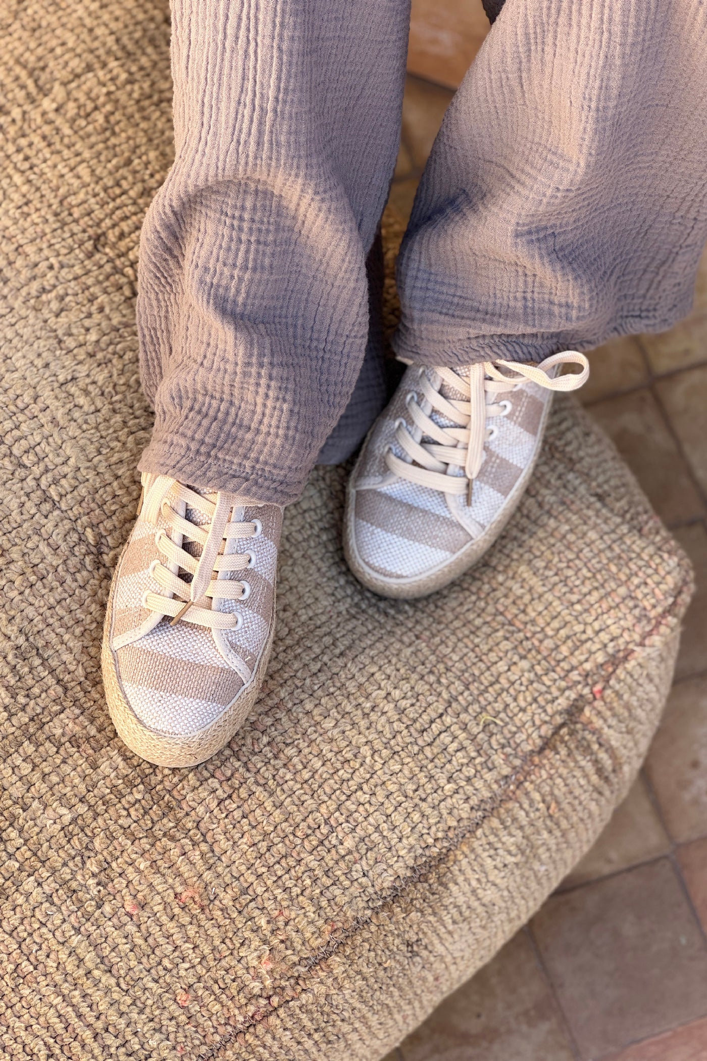 Chaussures en tissu style tennis rayures beige semelle corde