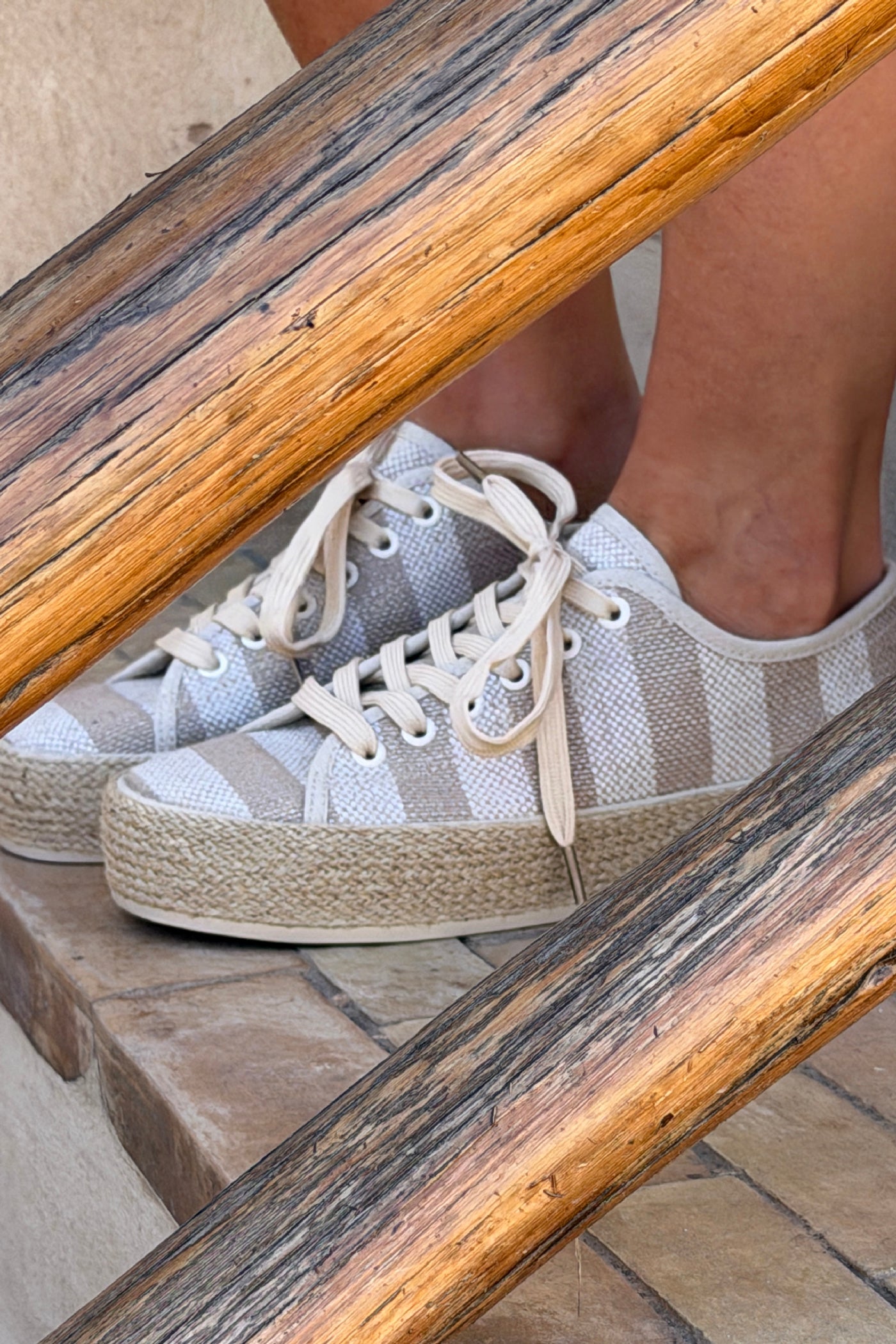 Chaussures en tissu style tennis rayures beige semelle corde