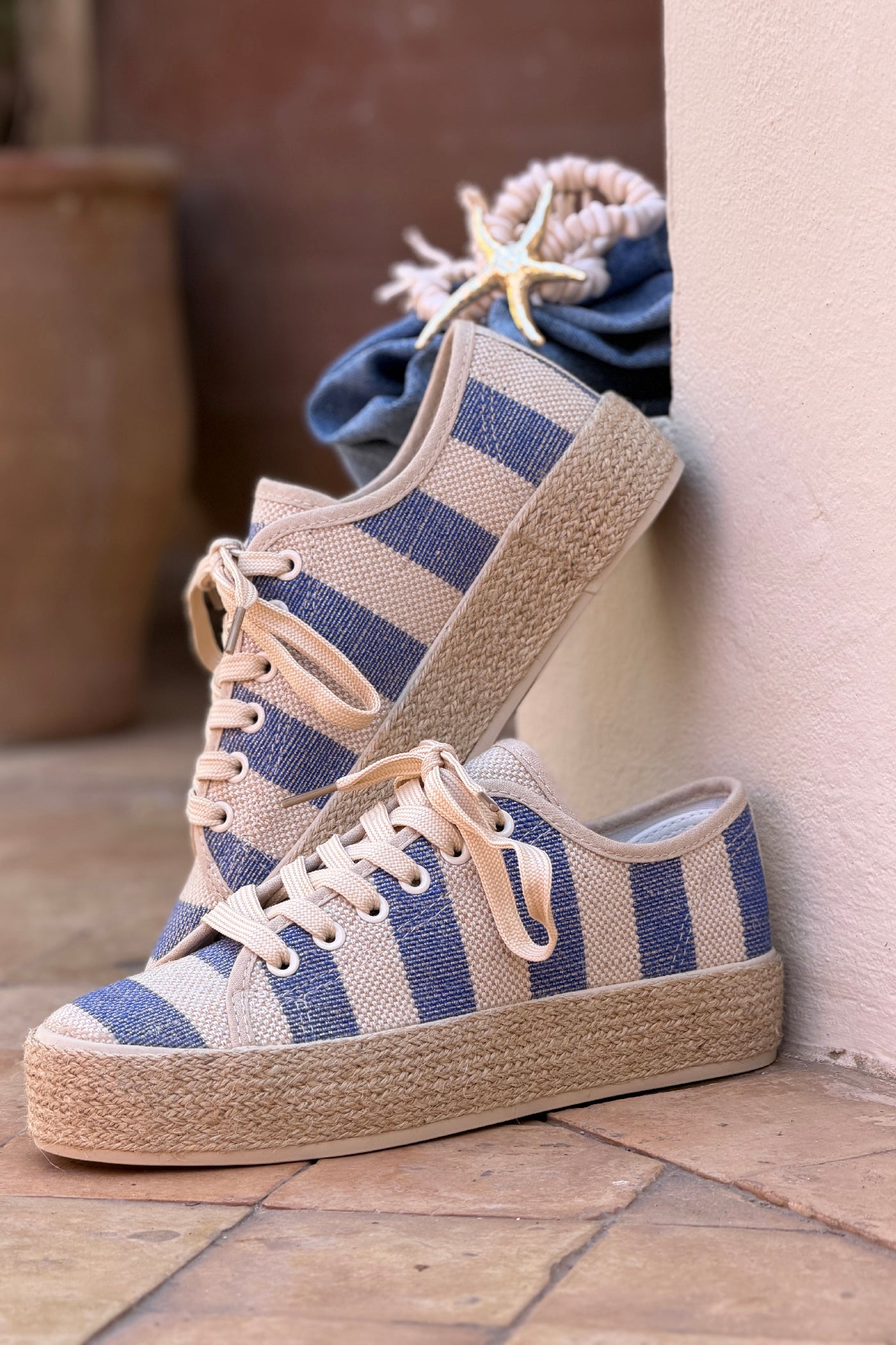 Chaussures en tissu style tennis rayures bleues semelle corde