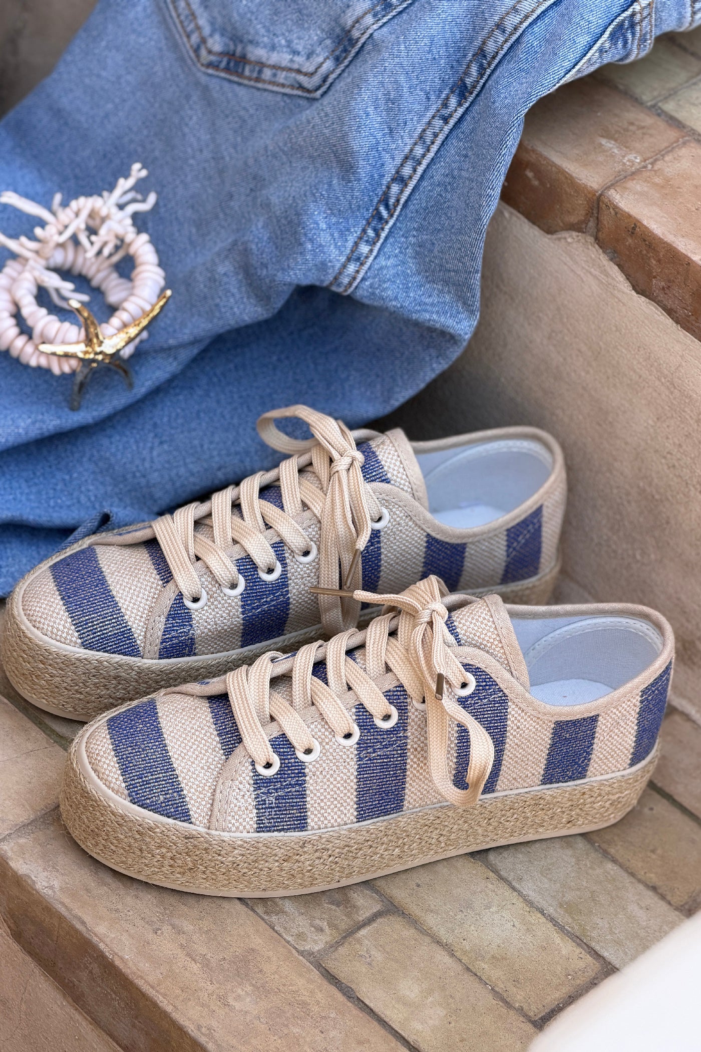 Chaussures en tissu style tennis rayures bleues semelle corde