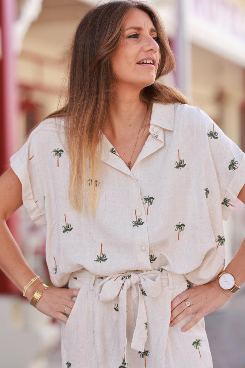 Camisa beige de mezcla de lino de manga corta con bordado de palmeras