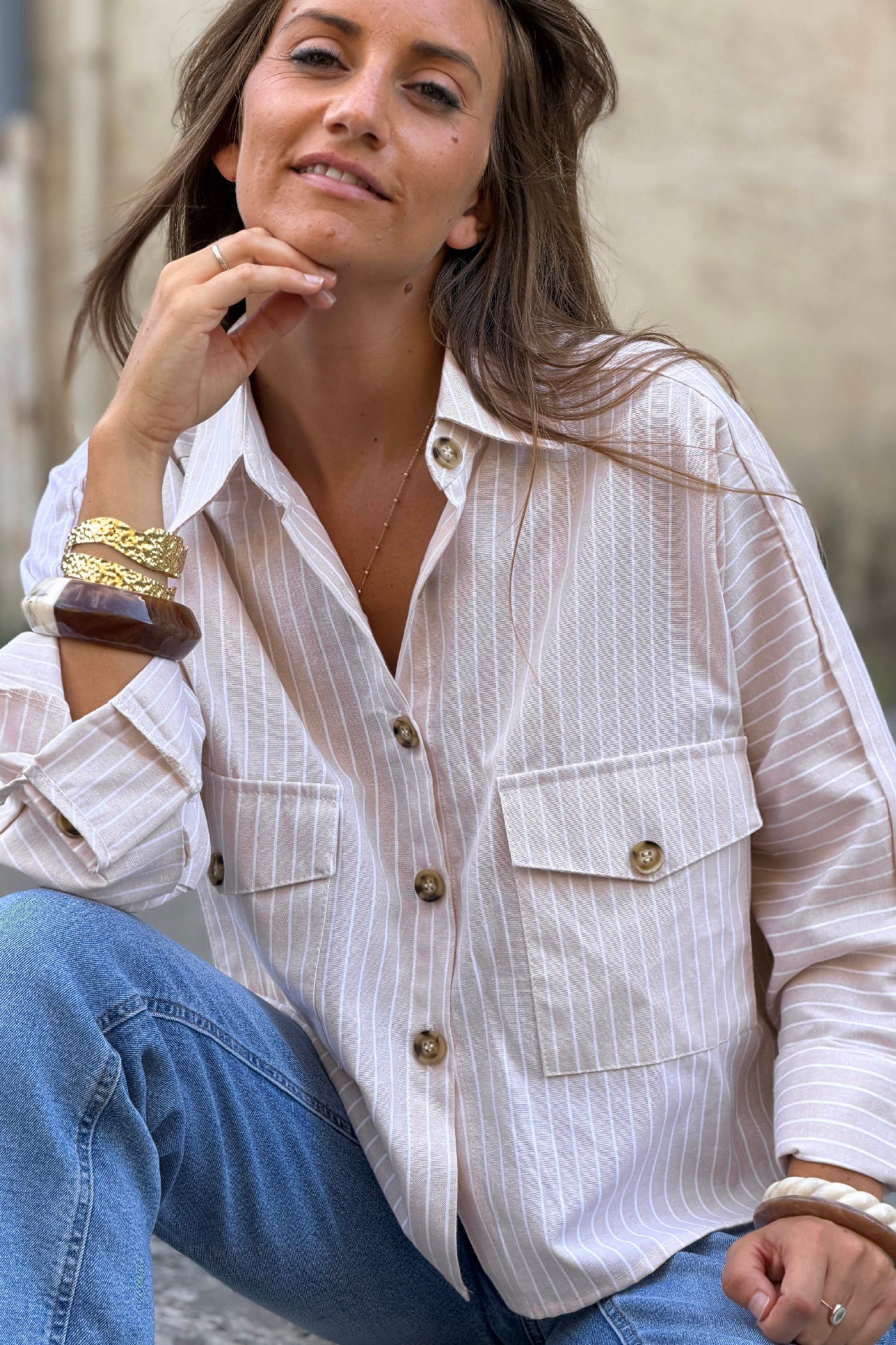 Chemise beige à rayures fines blanches boutons écaille et poches