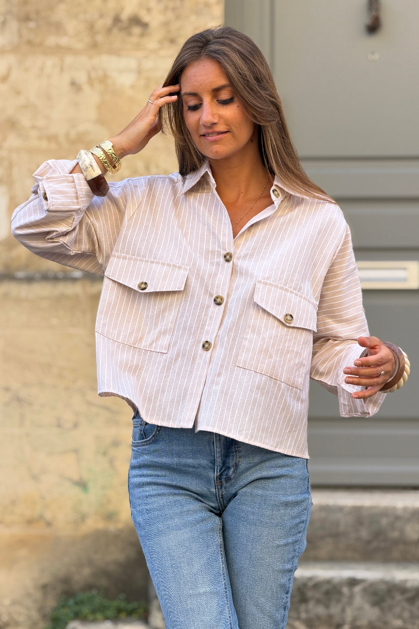 Chemise beige à rayures fines blanches boutons écaille et poches