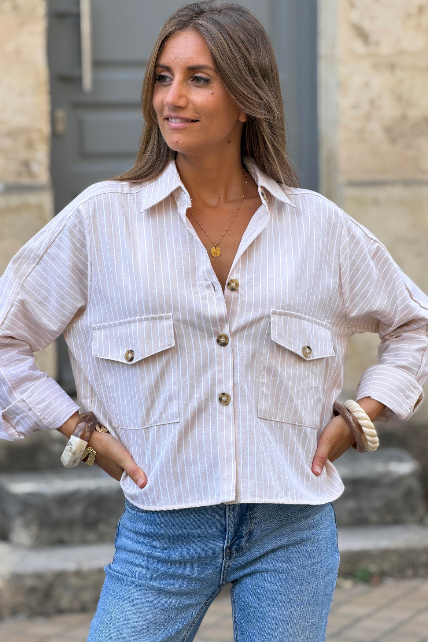 Chemise beige à rayures fines blanches boutons écaille et poches