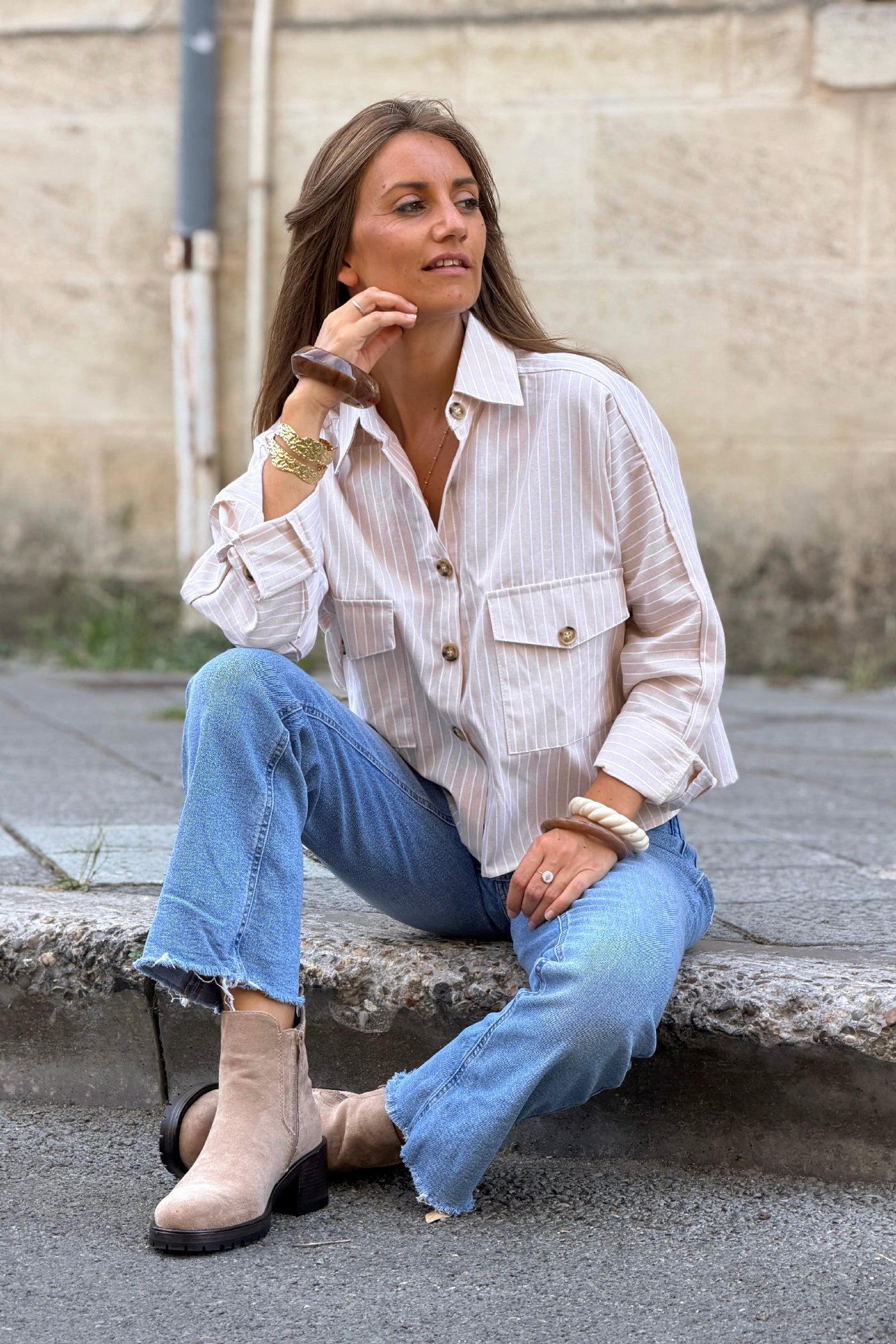 Chemise beige à rayures fines blanches boutons écaille et poches