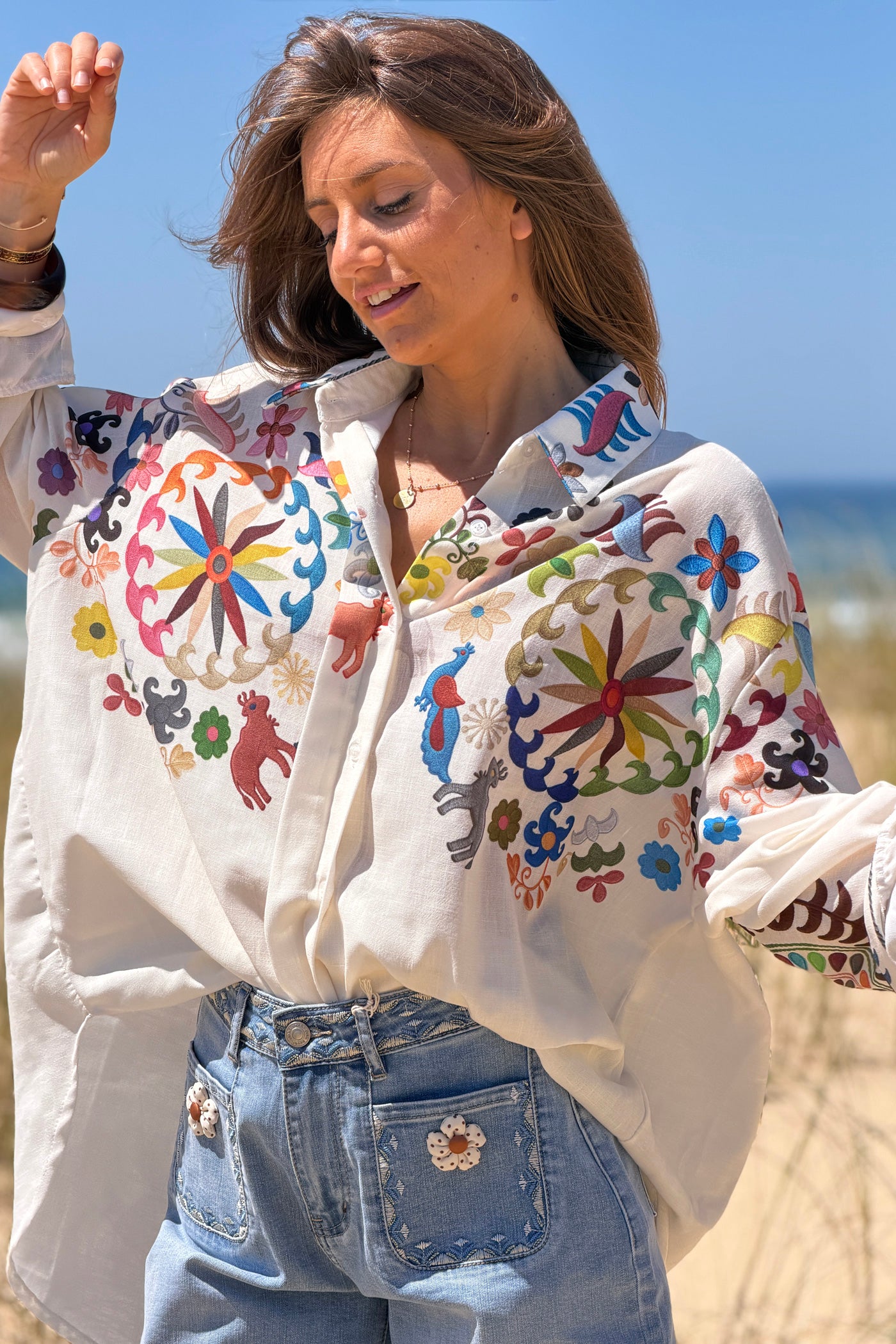 Chemise beige imprimé effet broderie fleurs rosaces et animaux colorés