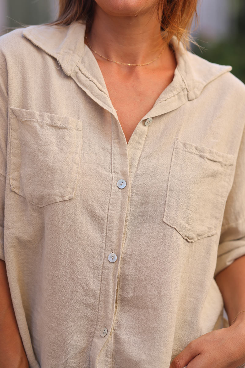 Camisa de algodón beige suave con mangas 3/4 y bolsillos grandes