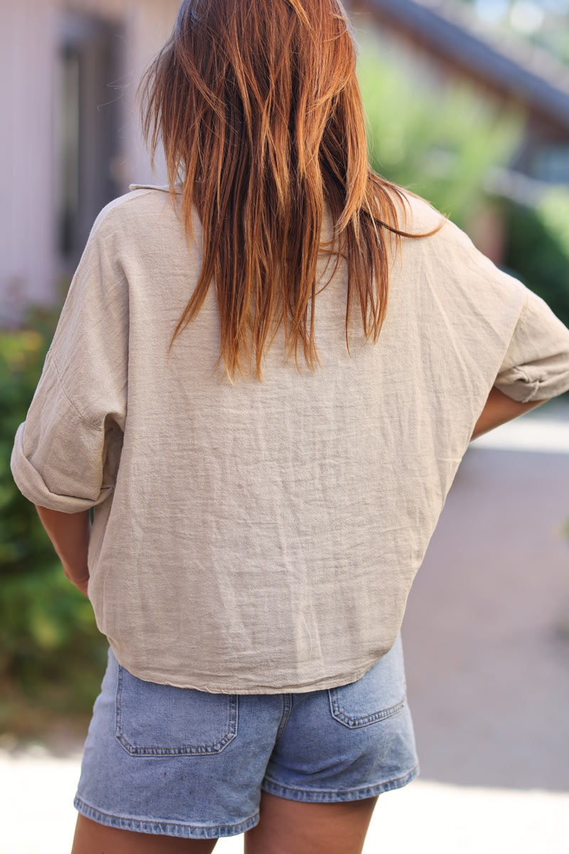 Camisa de algodón beige suave con mangas 3/4 y bolsillos grandes