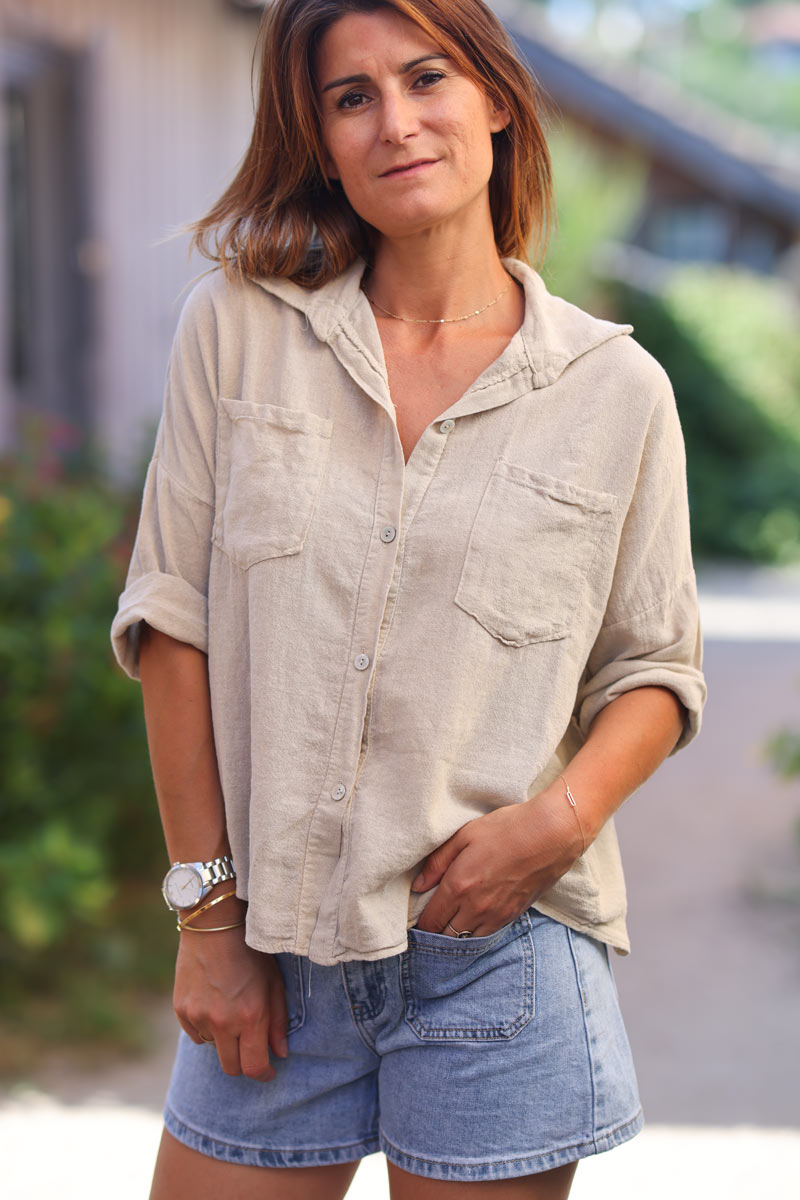 Camisa de algodón beige suave con mangas 3/4 y bolsillos grandes
