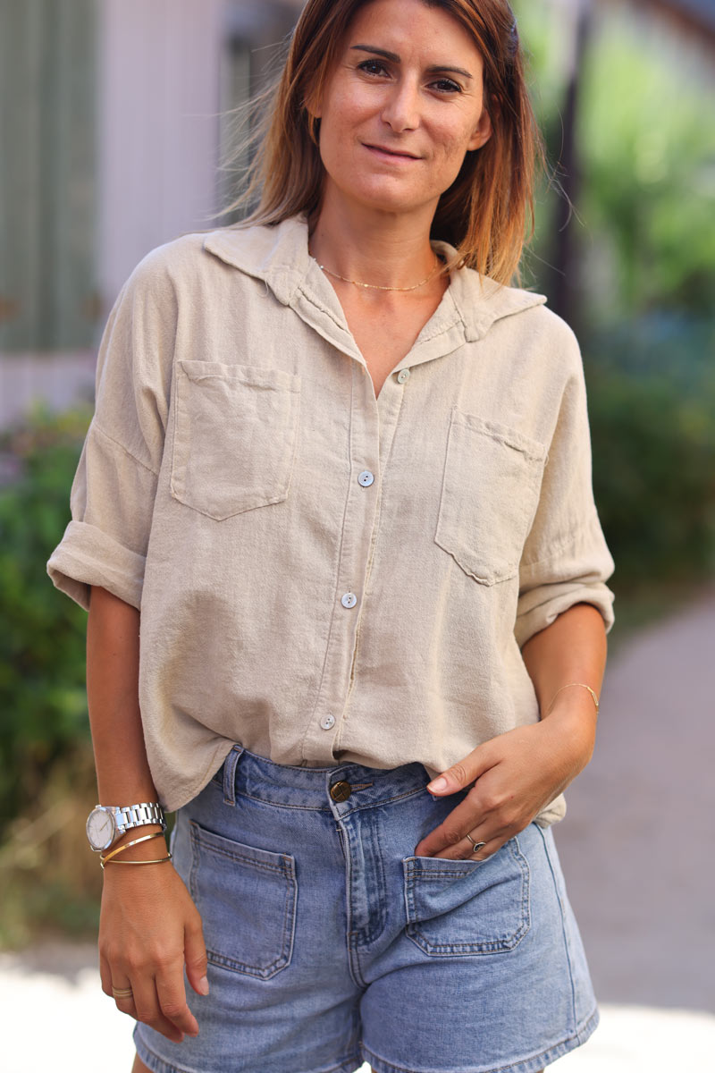 Camisa de algodón beige suave con mangas 3/4 y bolsillos grandes