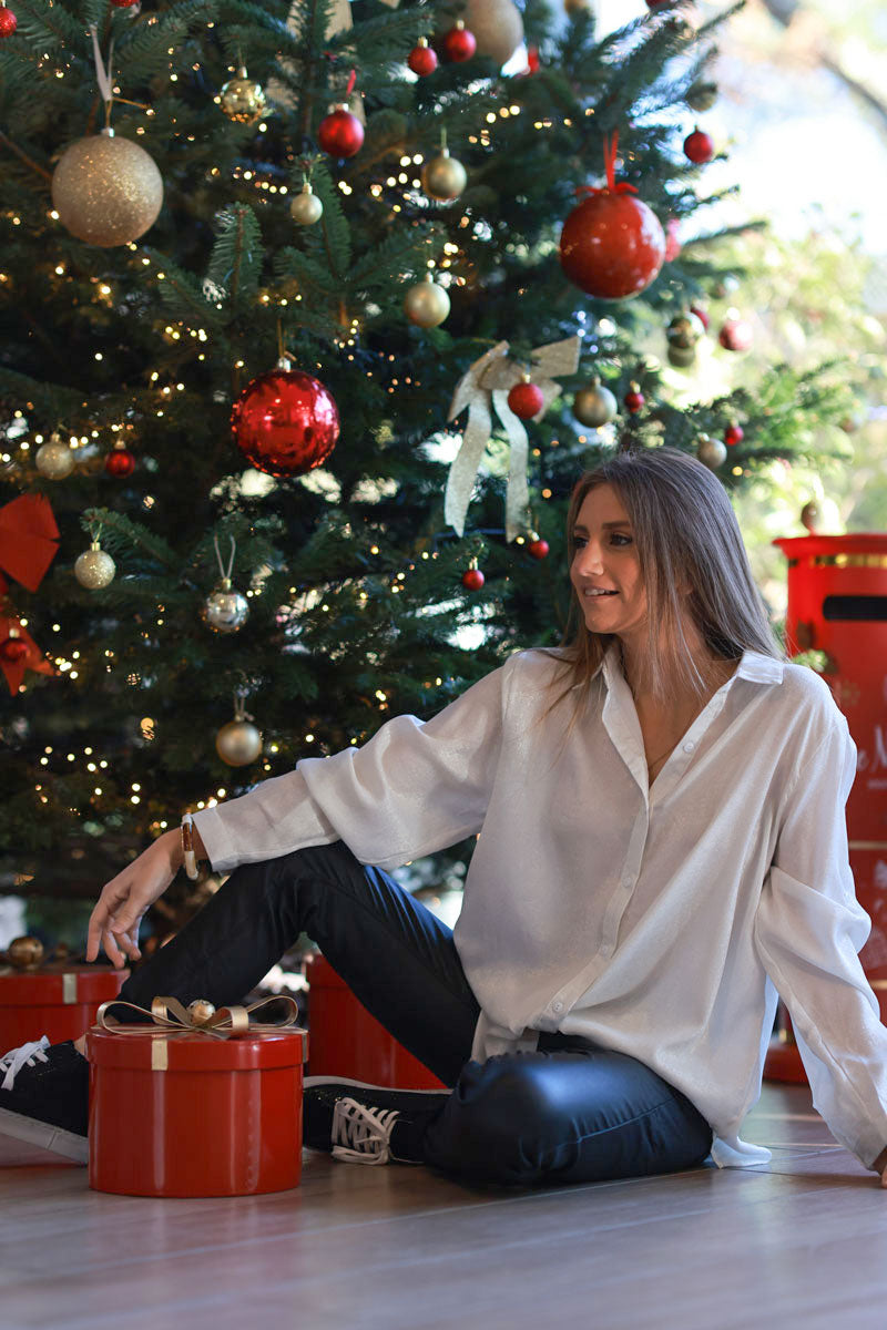 Chemise blanc cassé brillante effet huilé spéciale belle et ronde