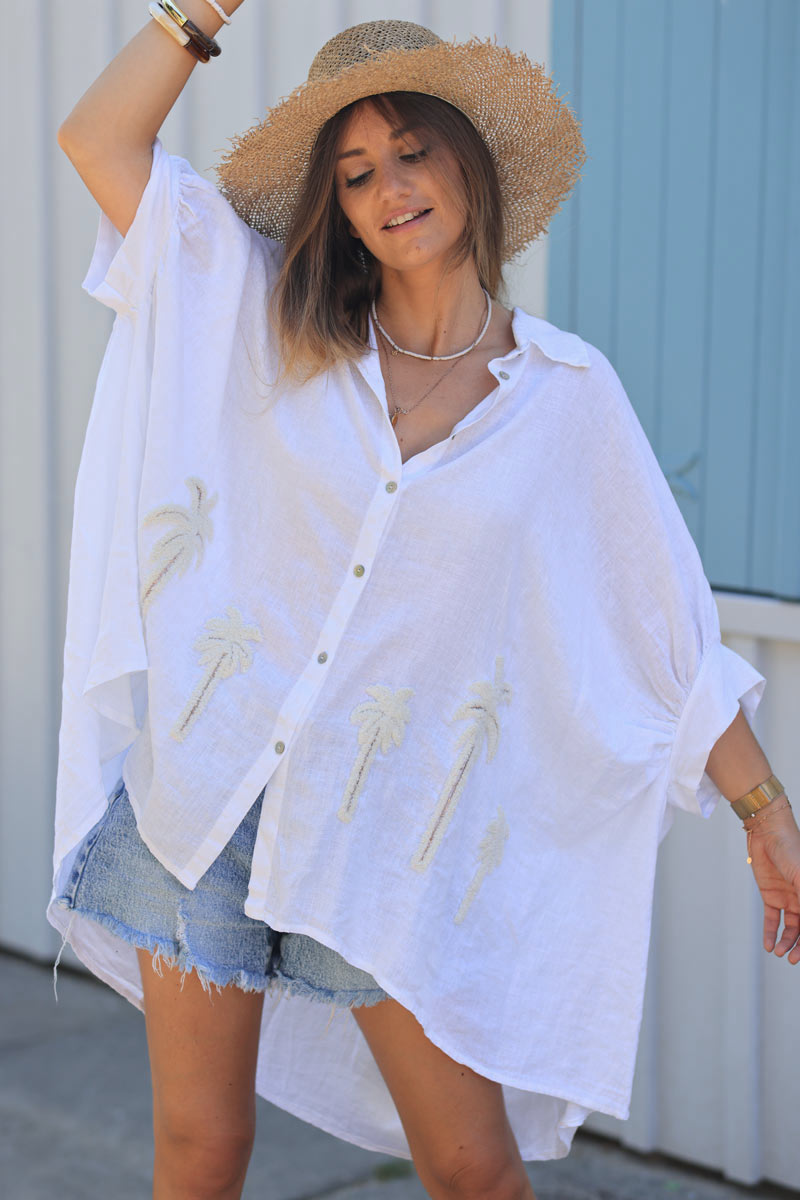 Camisa amplia y fluida de mezcla de lino en color blanco roto con bordado de palmeras en bucle en color crudo
