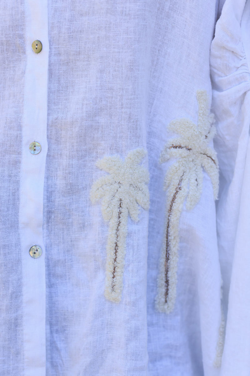 Camisa amplia y fluida de mezcla de lino en color blanco roto con bordado de palmeras en bucle en color crudo