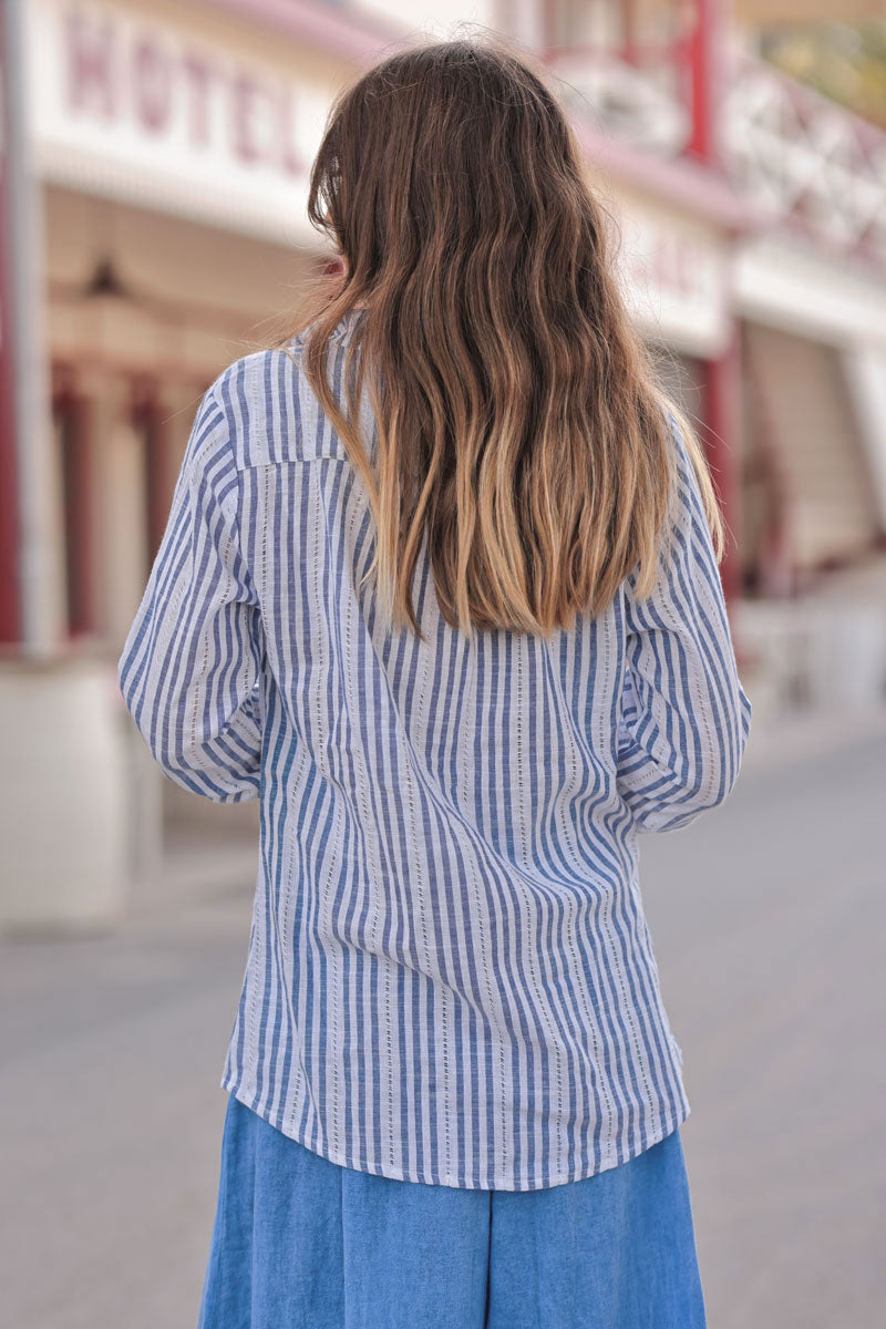 Chemise blanche à rayures bleu jean détails ajourés