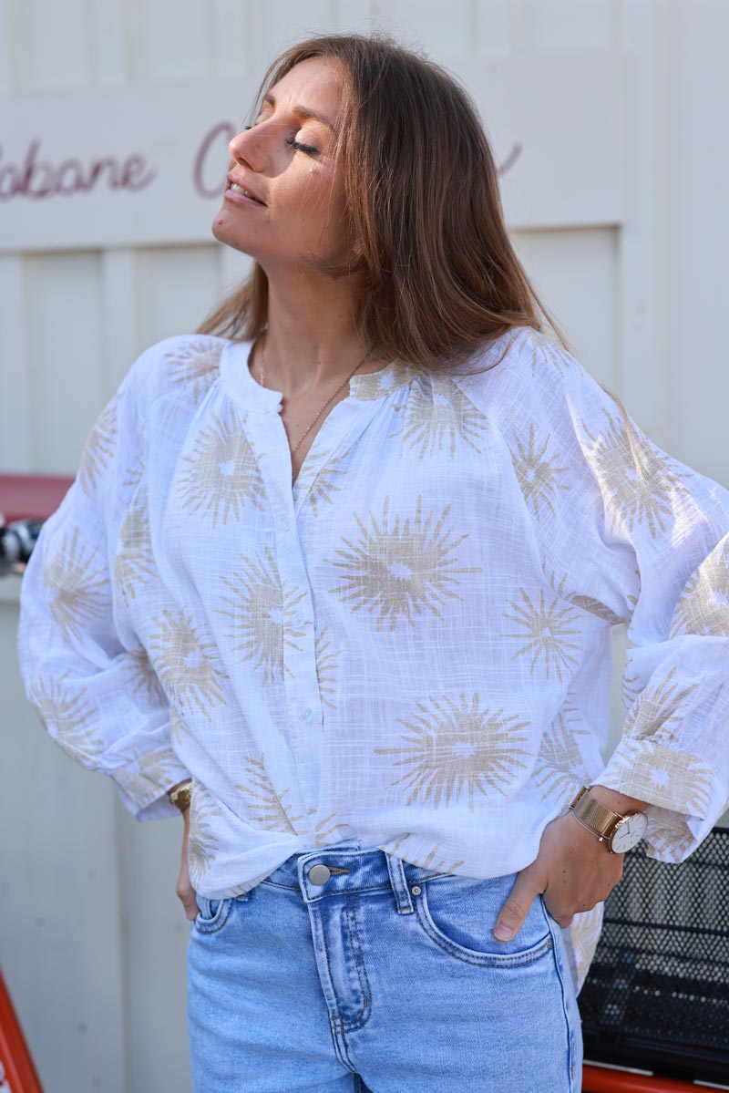 Chemise blanche boutonnée en coton soleils brillants