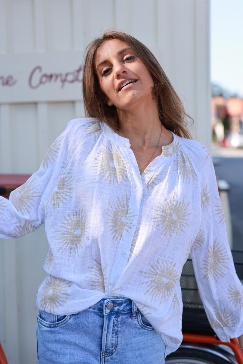 Chemise blanche boutonnée en coton soleils brillants