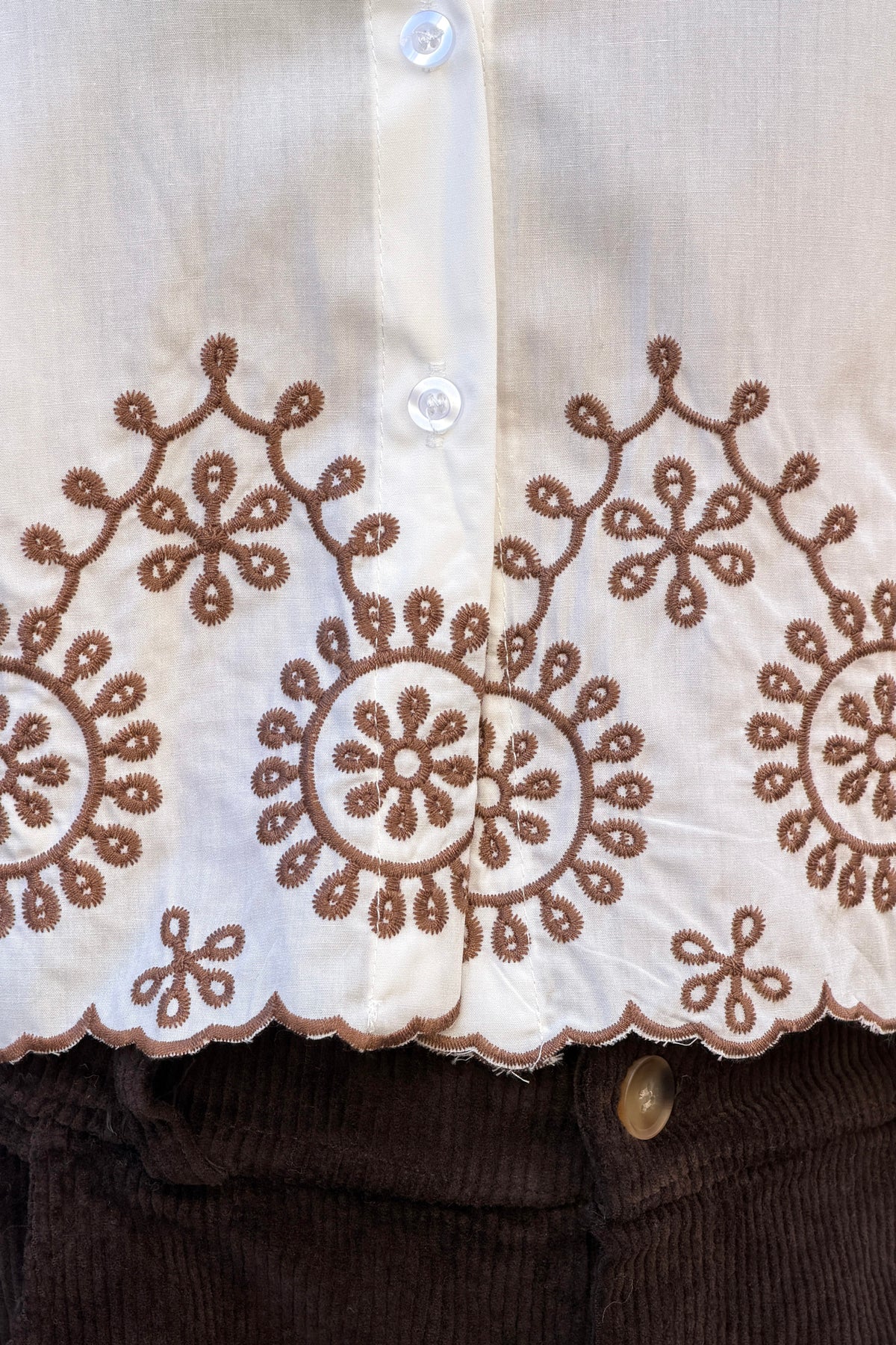 Chemise blanche courte détail broderie marron en bas
