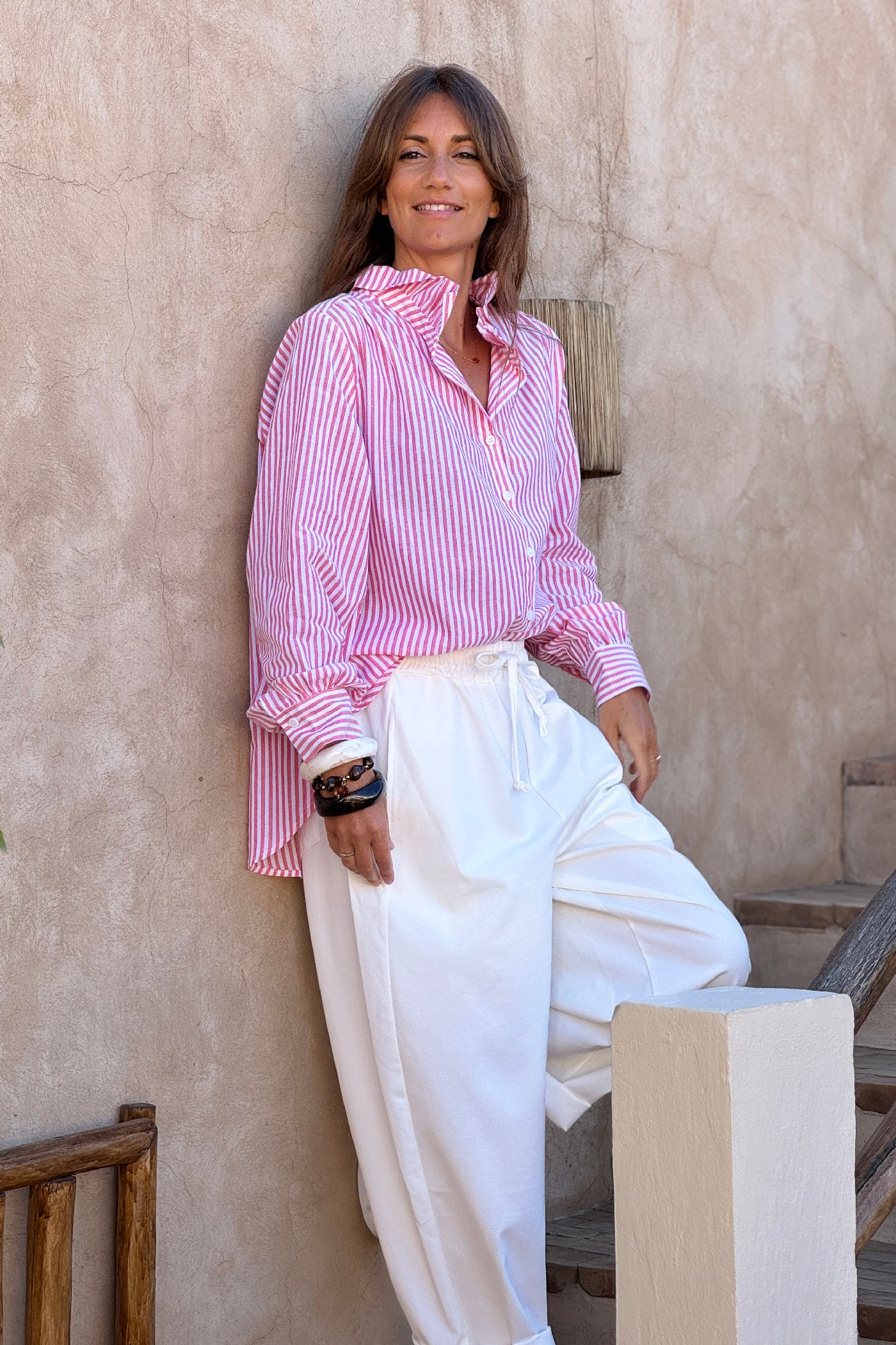 Chemise blanche en coton à rayures corail col victorien montant