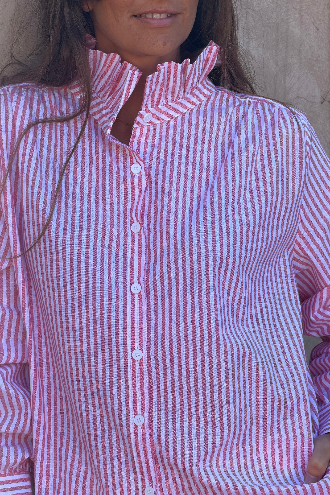 Chemise blanche en coton à rayures corail col victorien montant