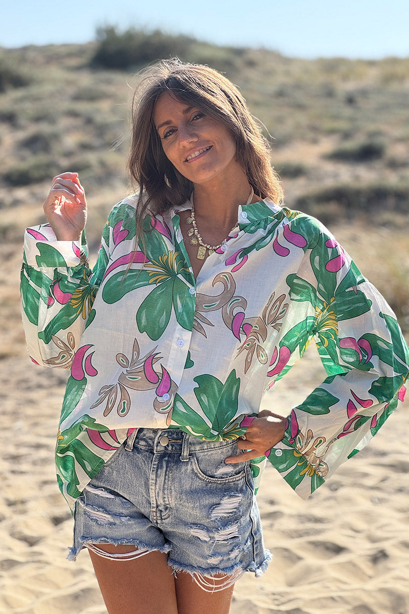 Chemise blanche en coton imprimé fleurs tropicales vertes