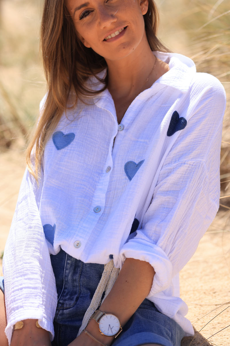 Chemise blanche en gaze de coton broderie coeurs bleu