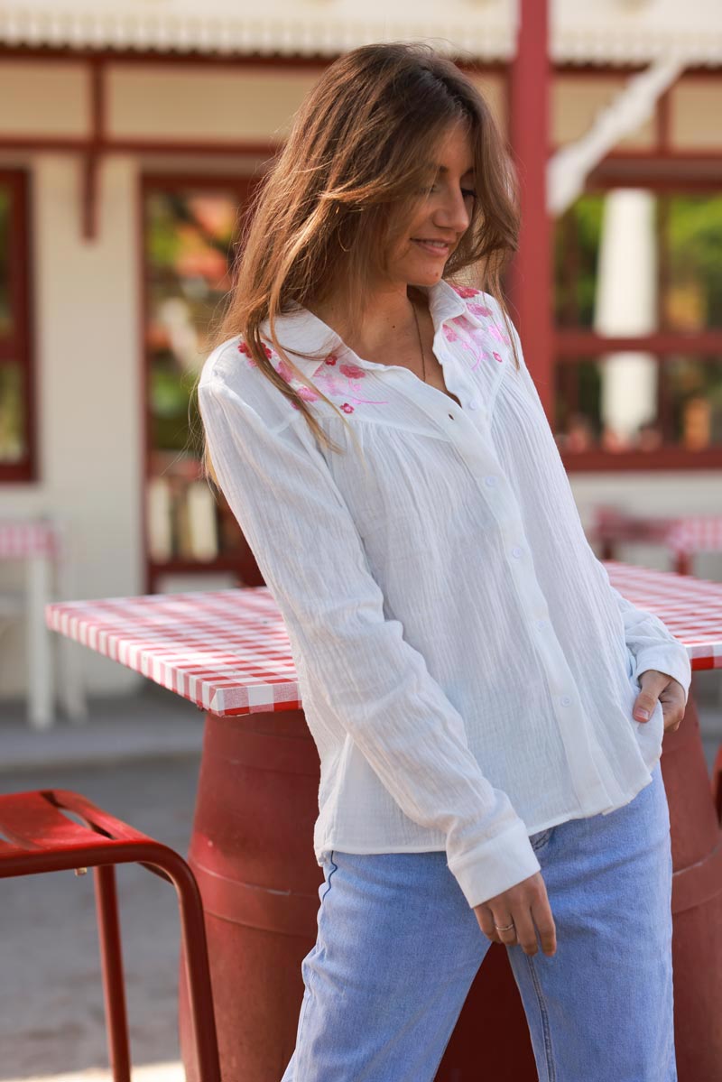Chemise blanche en gaze de coton broderie fleurs roses au col