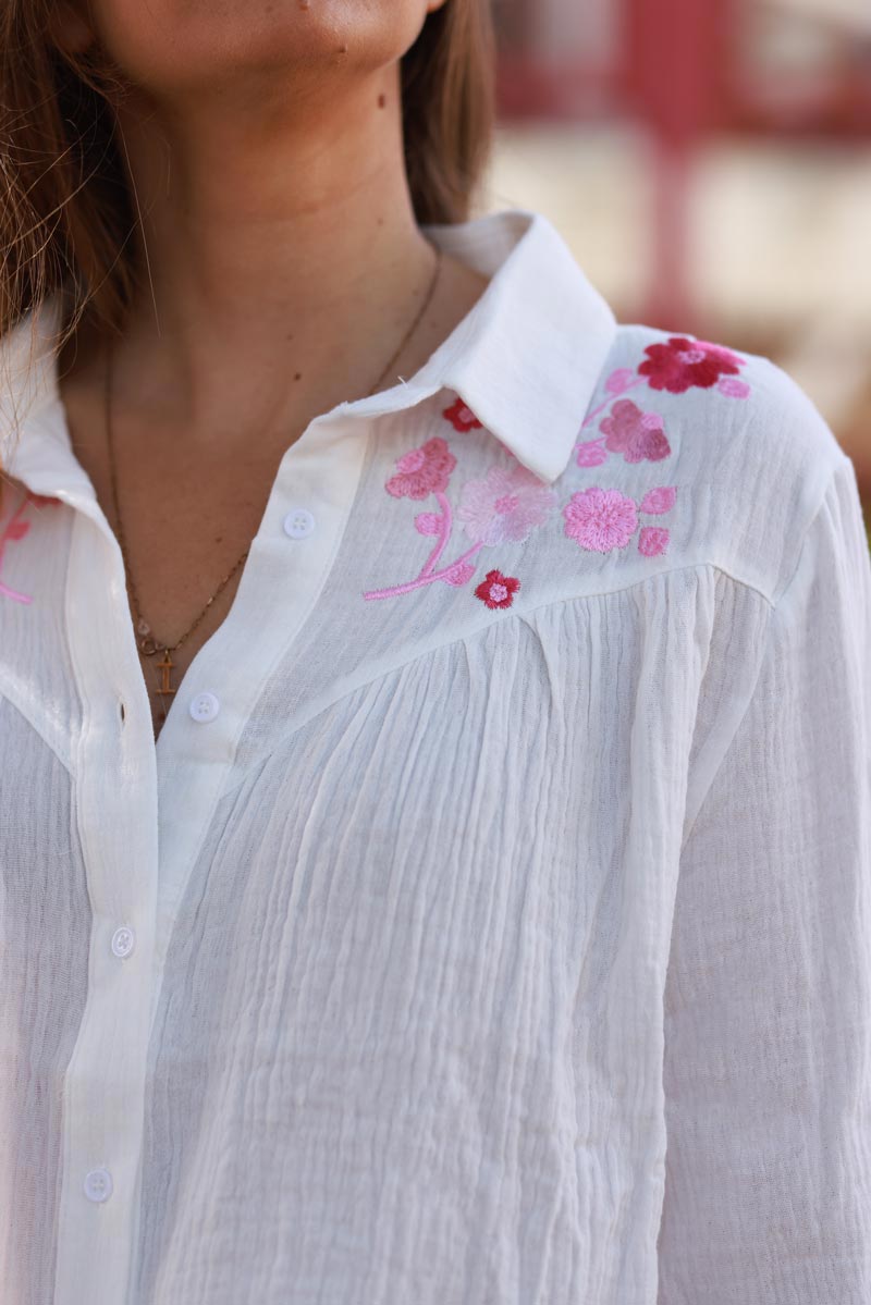 Chemise blanche en gaze de coton broderie fleurs roses au col