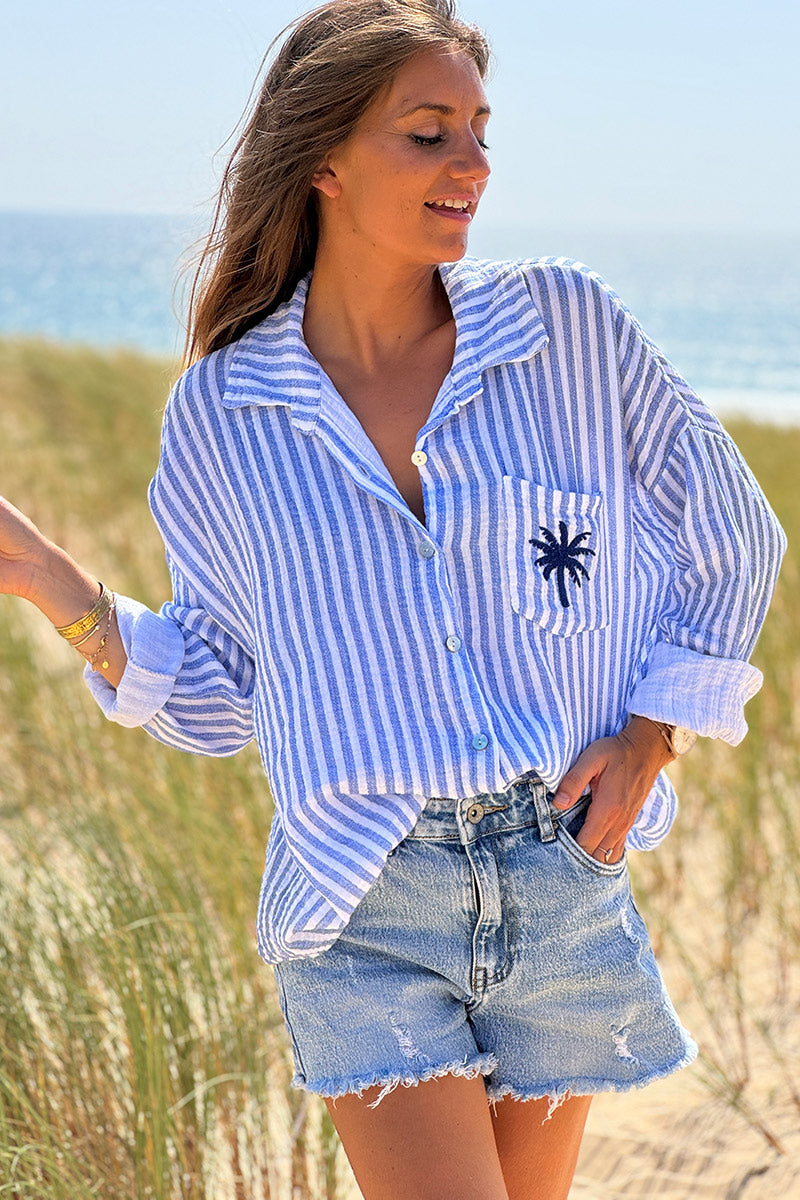 Chemise blanche en gaze de coton rayures bleu broderie palmier sur la poche
