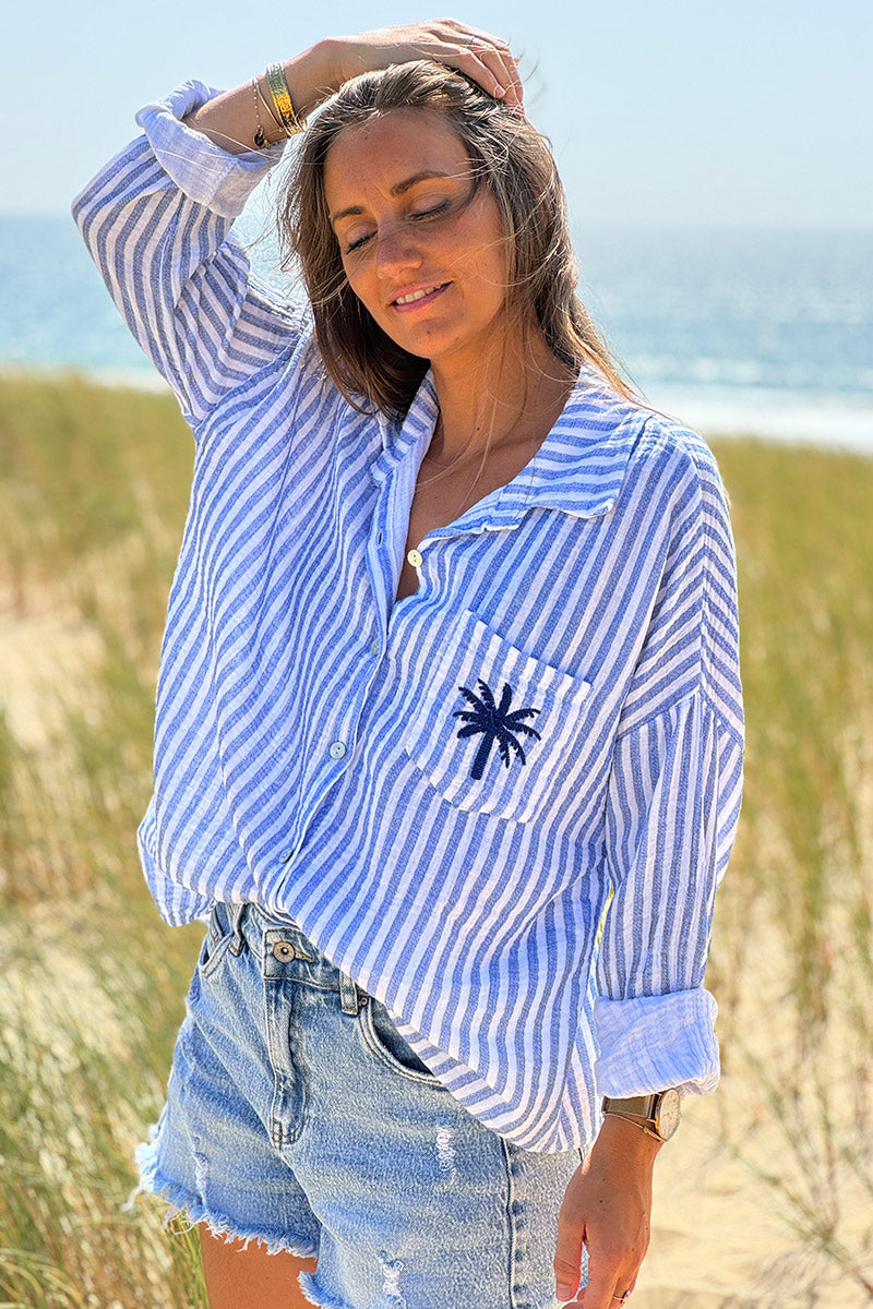 Chemise blanche en gaze de coton rayures bleu broderie palmier sur la poche