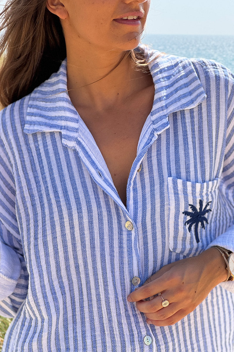 Chemise blanche en gaze de coton rayures bleu broderie palmier sur la poche