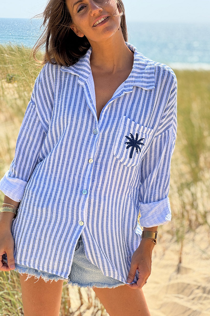 Chemise blanche en gaze de coton rayures bleu broderie palmier sur la poche