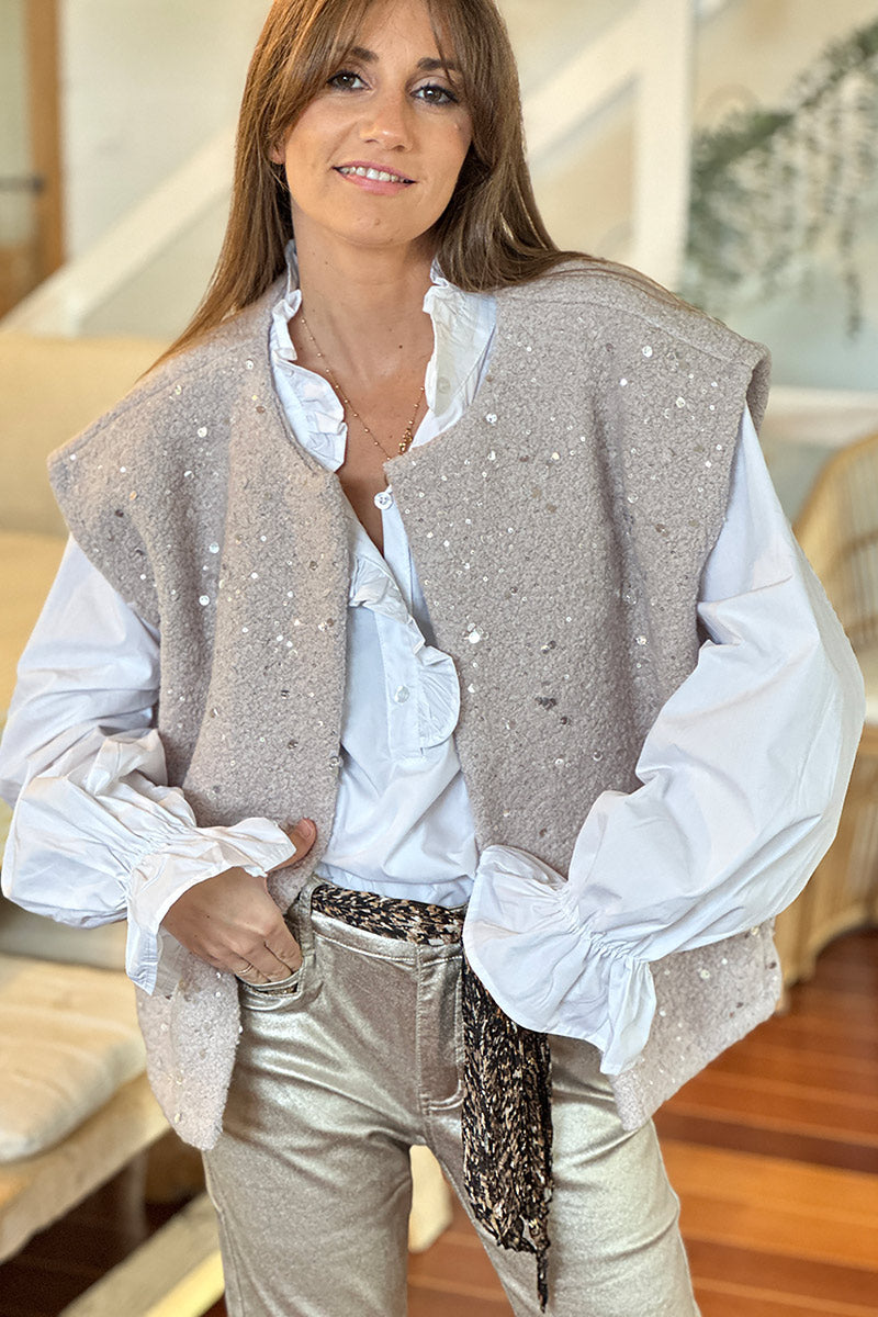 Chemise blanche large en coton col boutons et froufrous poignets resserrés