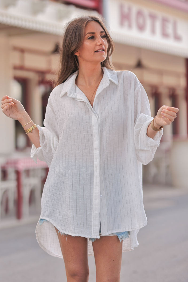 Camisa ancha de mezcla de lino blanco con rayas verticales plateadas