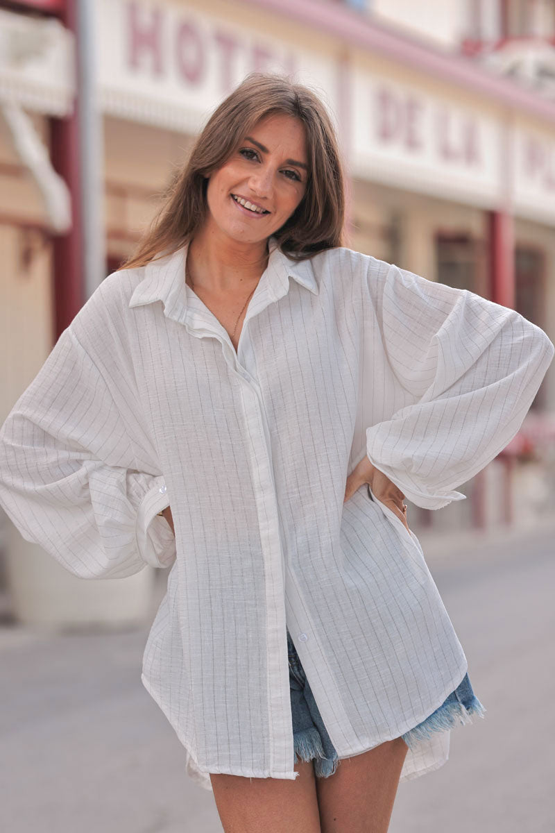 Camisa ancha de mezcla de lino blanco con rayas verticales plateadas