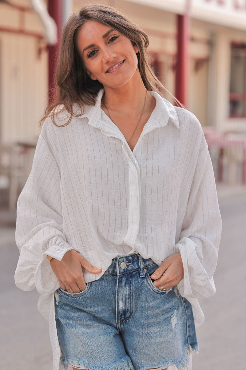 Camisa ancha de mezcla de lino blanco con rayas verticales plateadas