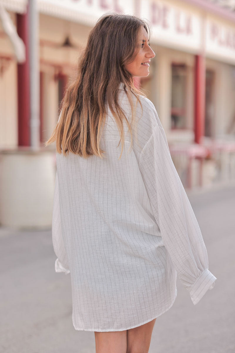 Camisa ancha de mezcla de lino blanco con rayas verticales plateadas