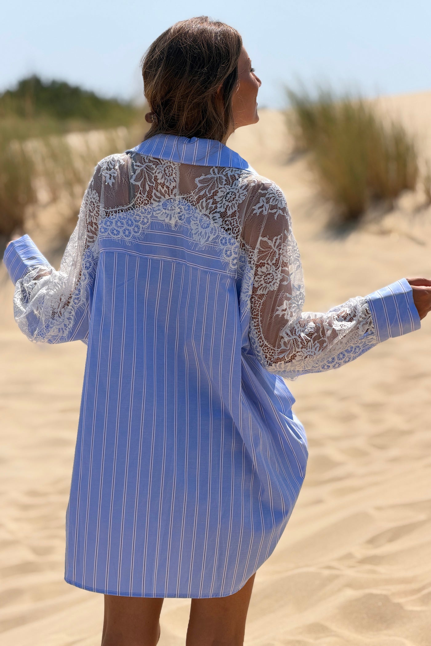 Chemise bleu à rayures détail dentelle sur les épaules et les bras