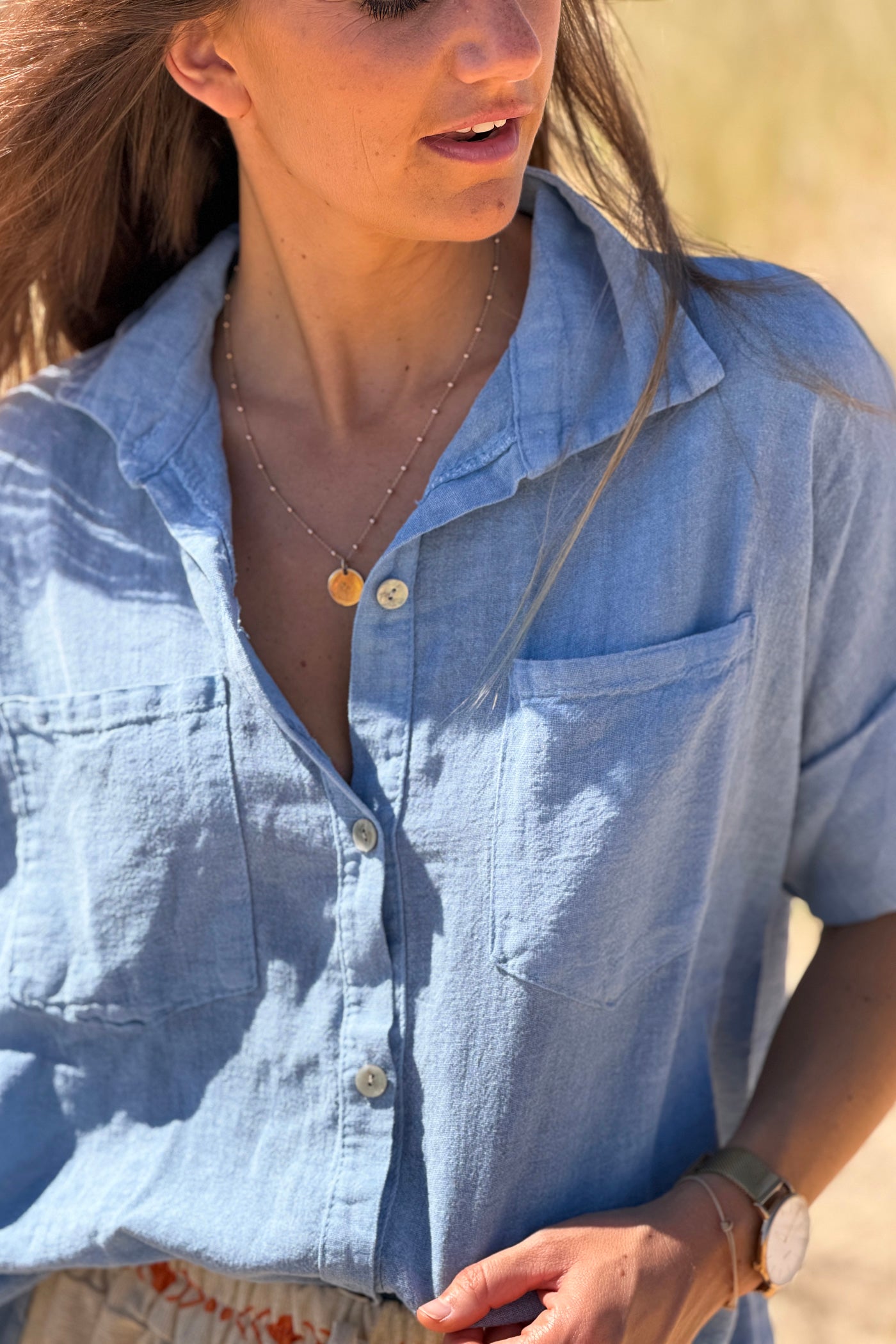 Chemise bleu jean délavé souple en coton manches 3/4 et grandes poches
