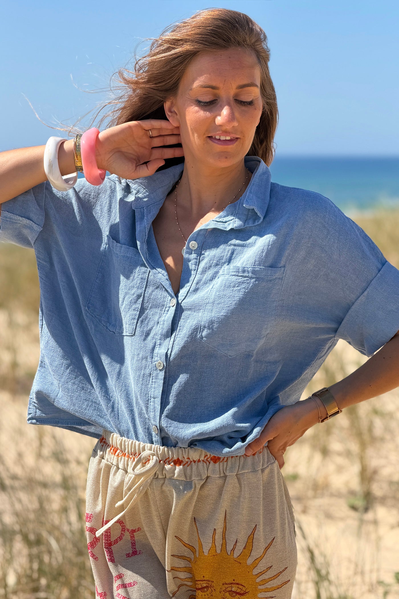 Chemise bleu jean délavé souple en coton manches 3/4 et grandes poches