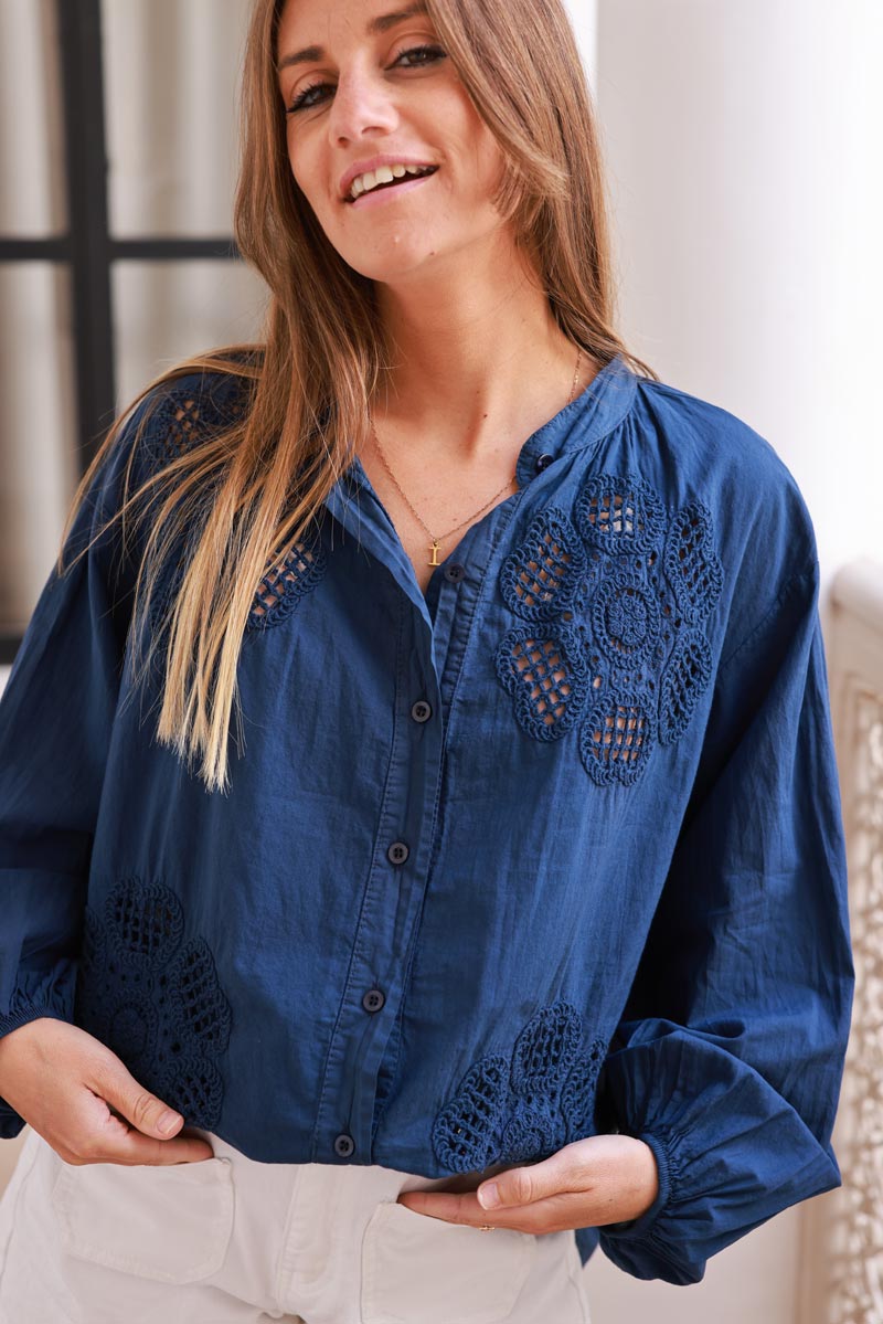 Camisa de algodón azul marino con flores bordadas en crochet